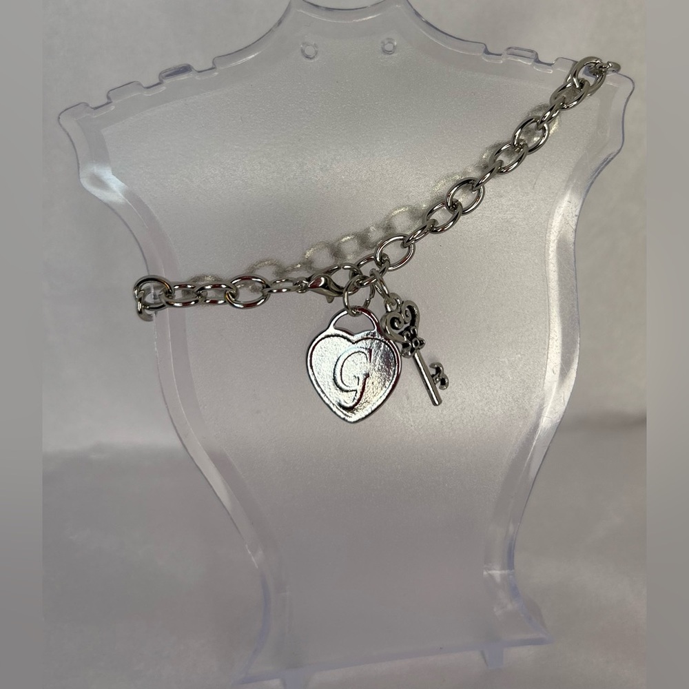 NEW Initial “G” Heart & Key Adjustable Charm Bracelet Fashion Silver-Tone